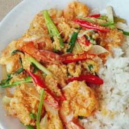 ผัดผงกระหรี่รวมมิตรทะเลราดข้าว