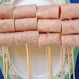 ยำแฮมพันไส้กรอกทอด