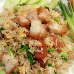 ข้าวผัดหมูกรอบ
