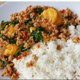 ข้าวกะเพราหมูสับเต้าหู้ไข่ทอด