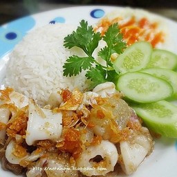 ข้าวปลาหมึกกระเทียม