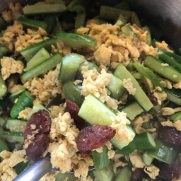 ผัดแตงกวากุนเชียงกับไข่