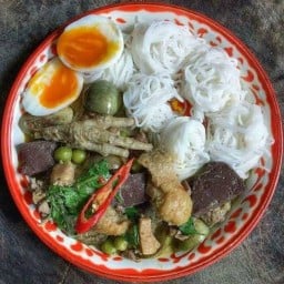 บ้านขนมจีนเล็ก หน้าผับ zodiac ร้านที่ 4 ข้างๆร้านก๋วยเตี๊ยวไก่