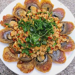 กระเพาหมูสับไข่เยี่ยวม้ากับข้าว