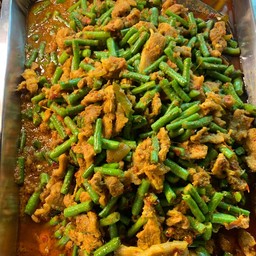 ข้าวราดผัดพริกแกงถั่วหมูสามชั้น
