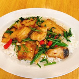 เนื้อปลากระพงผัดราดข้าว