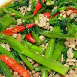 ผัดผักบุ้งหมูสับราดข้าว