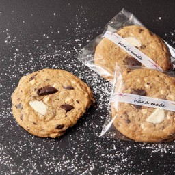WHITE & DARK CHOC CHUNK CHEWY COOKIE