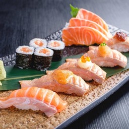 Salmon Mania Sushi Set  ซูชิเซ็ตรวมปลาแซลมอน
