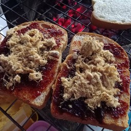 ปังปิ้งเตาถ่านพริกเผาหมูหยอง