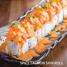 Spicy Skin Roll (4 pcs) โรลหน้าปลาแซมอน ซอสสไปซี่มาโย