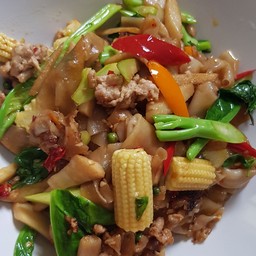 เส้นใหญ่ผัดขี้เมา