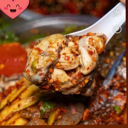 ยำมะม่วงหอยนารมปลากรอบ