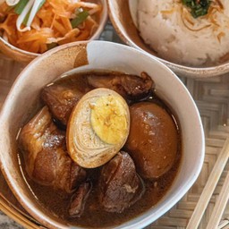 Heo Kho Trung ข้าวหมูตุ๋นไข่ต้มมะพร้าวอ่อน