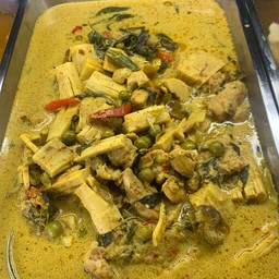 ข้าวราดแกงไก่กับหน่อไม้