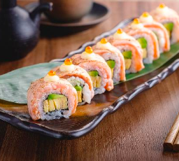 Salmon Roll (4 pcs)  โรลปลาแซลมอน