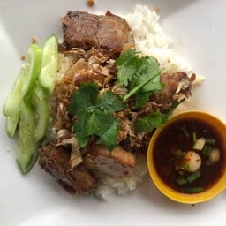 ข้าวซี่โครงหมูทอดน้ำจิ้มแจ่ว