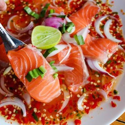 ยำแซลมอน