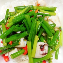 ข้าวราดดอกหอมปลาหมึก