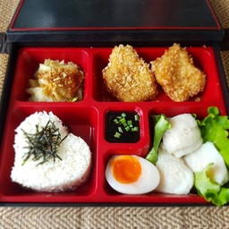 ข้าวเบนโตะชุดปลา ปลาทอดชุปเกร็ดขนมปัง, ปลานึ่งพร้อมน้ำจิ้มรสเด็ด ไข่ยางมะตูมครึ่งซีก และกะหล่ำปลีน้ำมันหอย พร้อมน้ำจิ้มเทริยากิ