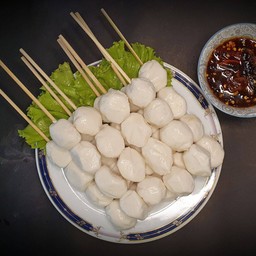ลูกชิ้นปิ้งหมูเดินกิน10 ไม้ น้ำจิ้มพริกเผา