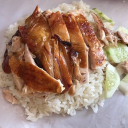 ข้าวมันไก่อบ (ข้าวมันกับน้ำจิ้มเต้าเจี้ยว)