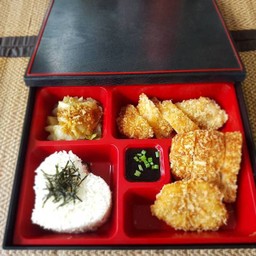 ข้าวเบนโตะชุดรวมทอด หมูทอด ไก่ทอด ปลาชุปเกร็ดขนมปัง  ไข่ยางมะตูม กะหล่ำปลีน้ำมันหอย เทริยากิ กับแจ่ว