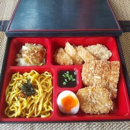 ยากิเบนโตะชุดยากิโซบะ ชุดรวมทอด หมูทอด ไก่ทอด ปลาทอดชุปเกร็ดขนมปัง,  ไข่ยางมะตูมครึ่งซีก และกะหล่ำปลีน้ำมันหอย พร้อมน้ำจิ้มเทริยากิ และน้ำจิ้มแจ่วรสเด็ด