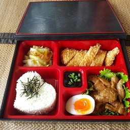 ข้าวเบนโตะชุดไก่ ข้าวสวยร้อนๆ พร้อมด้วยไก่ทอดชุปเกร็ดขนมปัง, ไก่อบซอส ไข่ยางมะตูมครึ่งซีก และกะหล่ำปลีน้ำมันหอย พร้อมน้ำจิ้มเทริยากิ และน้ำจิ้มแจ่วรสเด็ด