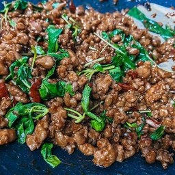 กะเพาเป็นกับเลือกเนื้อสัตว์ได้ค่ะ]