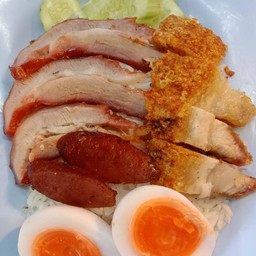 ข้าวหมูแดง + หมูกรอบ + กุนเชียง + ไข่