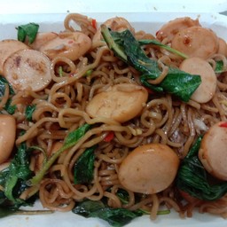 มาม่าผัดกะเพราไส้กรอก