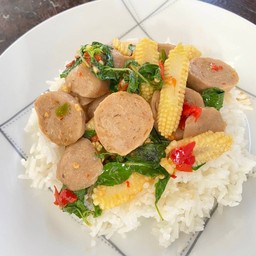 กระเพราลูกชิ้นเนื้อราดข้าว