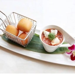 เนื้อปูในน้ำซอสปูจัมโบ้ผัดซอสพริกเสริฟพร้อมซาลาเปาทอด