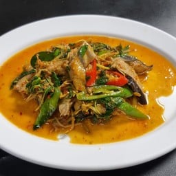ผัดเผ็ดปลากดเหลือง