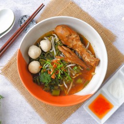 ร้านก๋วยเตี๋ยวเรือไก่ตุ๋น+เนื้อตุ๋นอิสลาม by วงเดือน