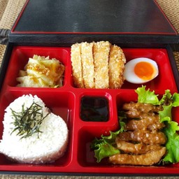 ข้าวเบนโตะชุดหมู หมูทอด หมูอบซอส ไข่ยางมะตูม กะหล่ำปลีน้ำมันหอย เทริยากิ กับแจ่ว