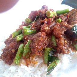 ผัดพริกแกงหมูกรอบ