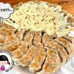 เกี๊ยวซ่า ถาดใหญ่ 30 ชิ้น (ใส้หมู) + ชีสครึ่งถาด