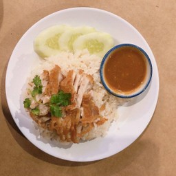 ข้าวมันไก่ทอด khao man gai (fried chicken)