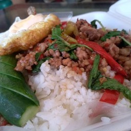 กระเพราหมูสับ,ไข่ดาว