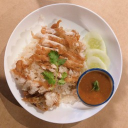 ข้าวมันไก่ทอดพิเศษ khao man gai (fried chicken) extra