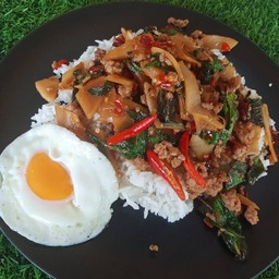 ข้าวหน่อไม้ดองผัดพริกแกง