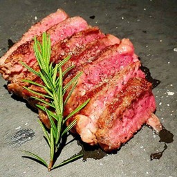 สเต็กเนื้อชิ้นใหญ่