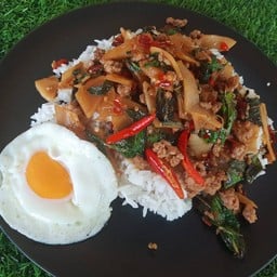 ข้าวหน่อไม้ดองผัดกระเพรา