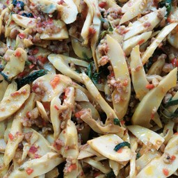 กระเพราหน่อไม้หมูสับ