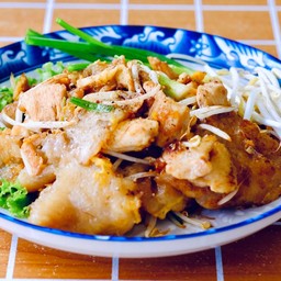 ก๋วยเตี๋ยวคั่วไก่ร้านแพ สูตรเส้นใหญ่กรอบ