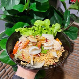 ยำมาม่าทะเล (กุ้ง,หมึก,หอย)