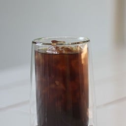 Iced American (house blend Of the kafe, Various Flavors Of Almonds, Chocolate, Soft Texture, And Refreshing Berry Scent)