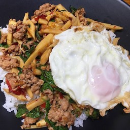 ผัดกระเพราหน่อไม้หมูสับไข่ดาวราดข้าว
